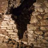 ...sino a incrociare una stretta apertura in un muro crollato che varchiamo con difficolt�